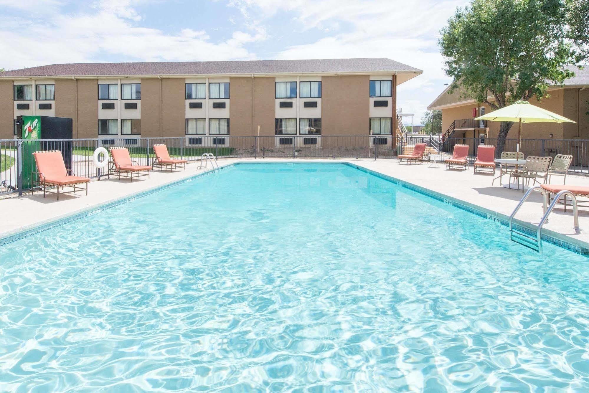 Hotel Ramada By Wyndham Albuquerque East Exterior foto