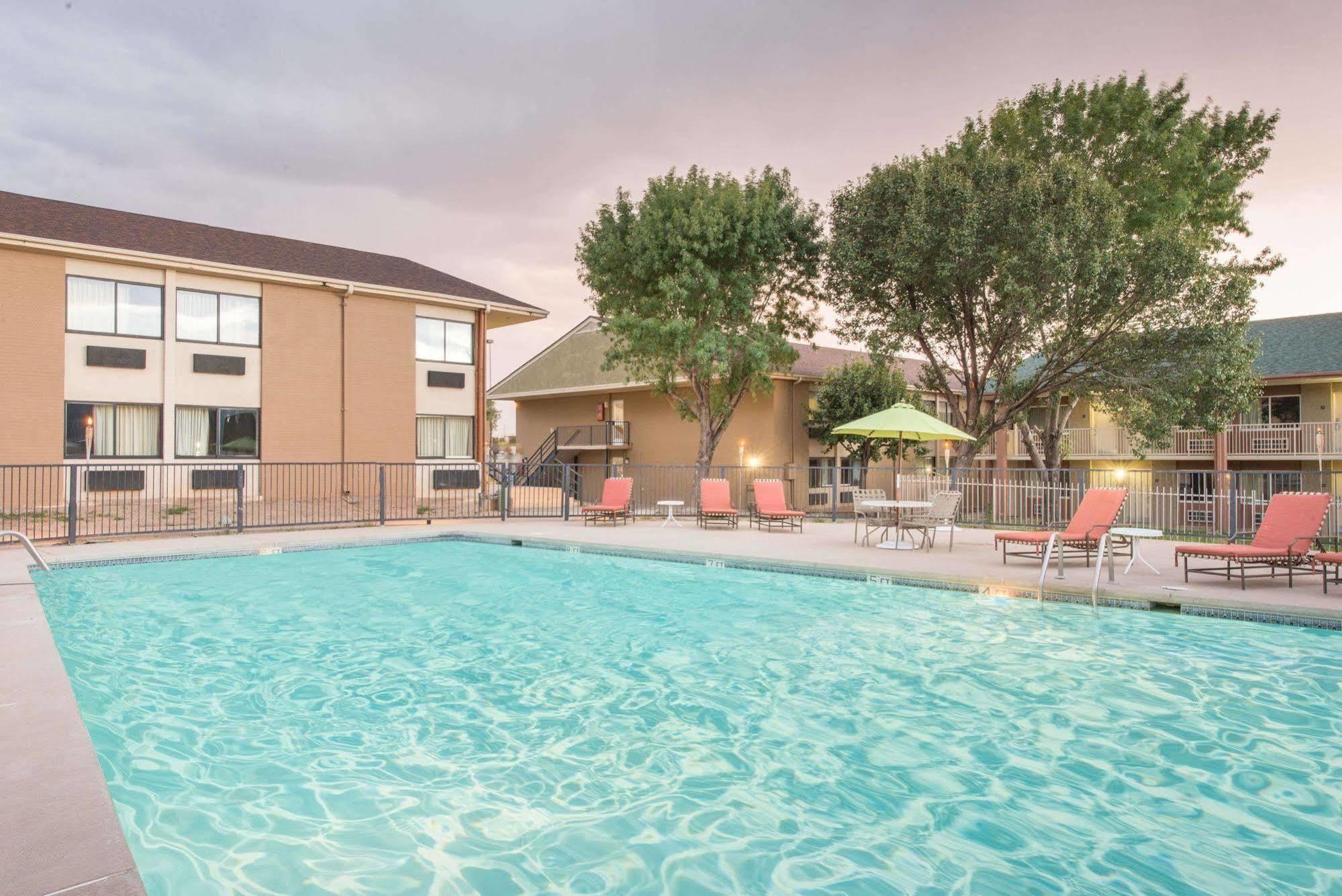 Hotel Ramada By Wyndham Albuquerque East Exterior foto